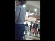 Ragazza con bel culo al centro commerciale