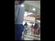 Ragazza con bel culo al centro commerciale