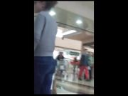 Ragazza con bel culo al centro commerciale