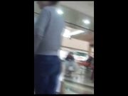 Ragazza con bel culo al centro commerciale