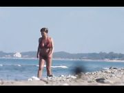 Vecchia italiana in bikini al mare