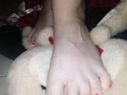 Video fetish ragazza coi piedi in faccia al pupazzo