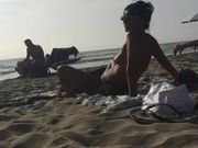 Sexy Milf italiana filmata in spiaggia in topless