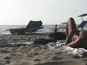Sexy Milf italiana filmata in spiaggia in topless