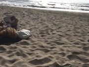 Sexy Milf italiana filmata in spiaggia in topless