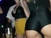 Culetto da erezione in discoteca