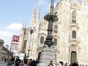 Ragazze italiane slinguano in piazza Duomo