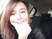 Ragazza italiana si masturba in macchina