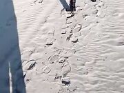 Con moglie esibizionista passeggiata in spiaggia