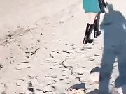 Con moglie esibizionista passeggiata in spiaggia