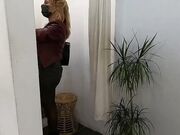 Milf italiana esibizionista in camerino