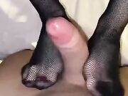 Footjob in calze a rete con sborrata sui piedi