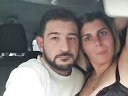 Tocca le tette della sua donna e le succhia in auto