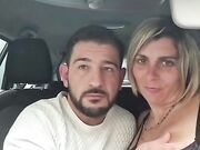 Tocca le tette della sua donna e le succhia in auto