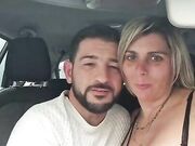 Tocca le tette della sua donna e le succhia in auto