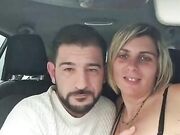 Tocca le tette della sua donna e le succhia in auto