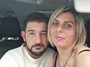 Tocca le tette della sua donna e le succhia in auto