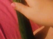 Si masturba con una zucchina