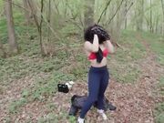 Teen italliana esibizionista si masturba nuda nel bosco