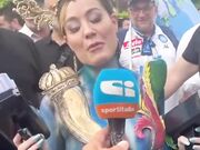 Paola Saulino mantiene la promessa nuda in strada