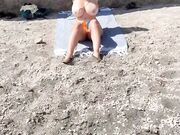 Famosa onlyfanser tettona topless in spiaggia