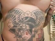 Italiana tettona tatuata si spoglia nuda