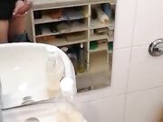 Mi masturbo in un bagno pubblico