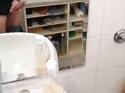 Mi masturbo in un bagno pubblico