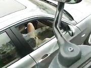 Beccata da camionista a masturbarsi in macchina