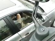 Beccata da camionista a masturbarsi in macchina