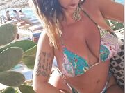 Marika Fruscio in bikini al mare