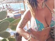 Marika Fruscio in bikini al mare