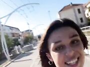 Ragazza italiana mostrando le tette in bicicletta OF