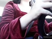 Esibizionista italiana al volante mostrando le tette