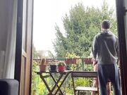 Beccati dai vicini mentre scopano sul balcone