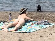 Milf nudista fica al mare