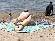 Milf nudista fica al mare