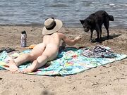 Milf nudista fica al mare