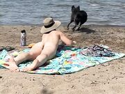 Milf nudista fica al mare