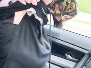 Priscila Salerno con le tette di fuori mentre guida