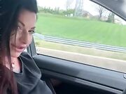 Priscila Salerno con le tette di fuori mentre guida