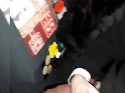 Umilia il cornuto nella cabina del sexy shop
