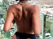 Moon lato b in vacanza sul balcone