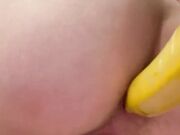 Si scopa il culetto stretto con una banana