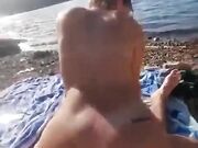 Cavalca in cazzo del fidanzato in spiaggia al lago