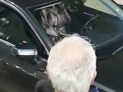 Si masturba in macchina davanti a due vecchi guardoni