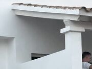 Due ragazze ballando in topless sul balcone