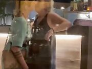DAI CHE VIENE -  Venete lesbicano al bar
