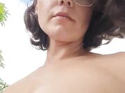Morettina con occhiali nuda in terrazza