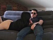 Sesso con moglie zoccola di un amico sul divano